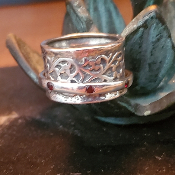 Didae Sterling Spinner Band Ring with Garnets Size 7 ⬇️PRICE DROP⬇️ - Picture 2 of 16